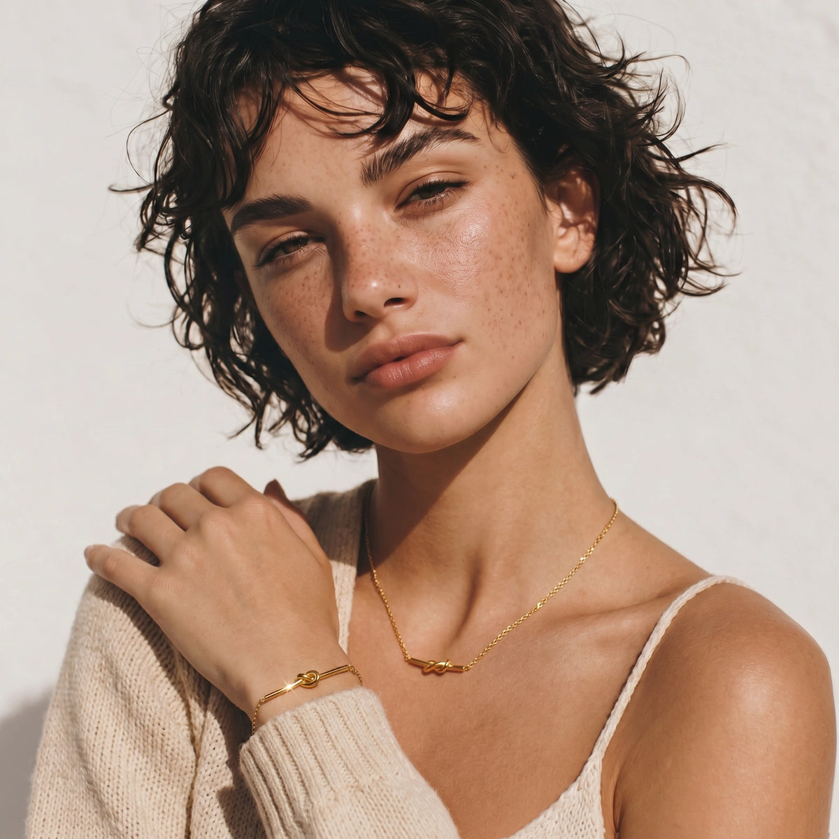 Éternité Knot Necklace